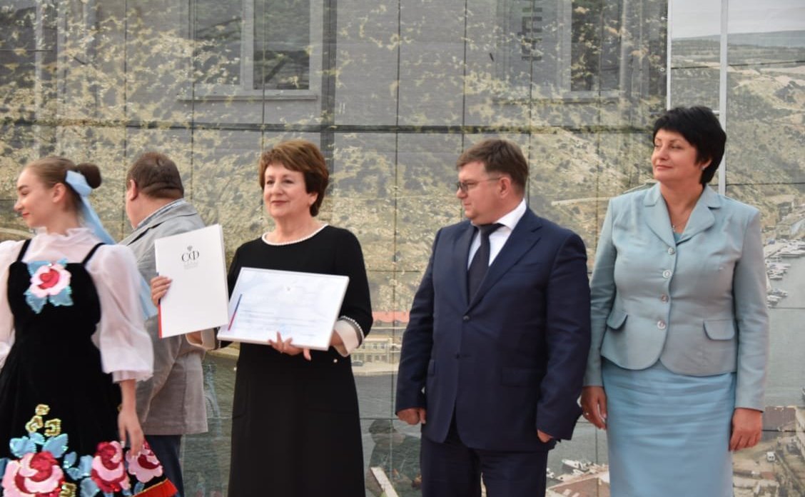 Екатерина Алтабаева вручила Благодарности Председателя СФ жителям Балаклавы