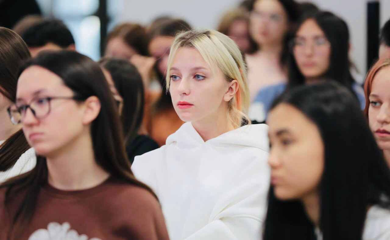 Андрей Хапочкин встретился с сахалинской молодежью в рамках слета «Время быть», приуроченного к Всемирному дню молодежи