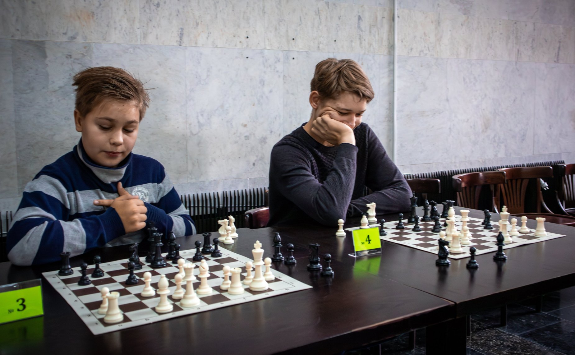 Во время визита в музей-заповедник «Горки Ленинские» Сергей Карякин провел с участниками музейного шахматного клуба сеанс одновременной игры