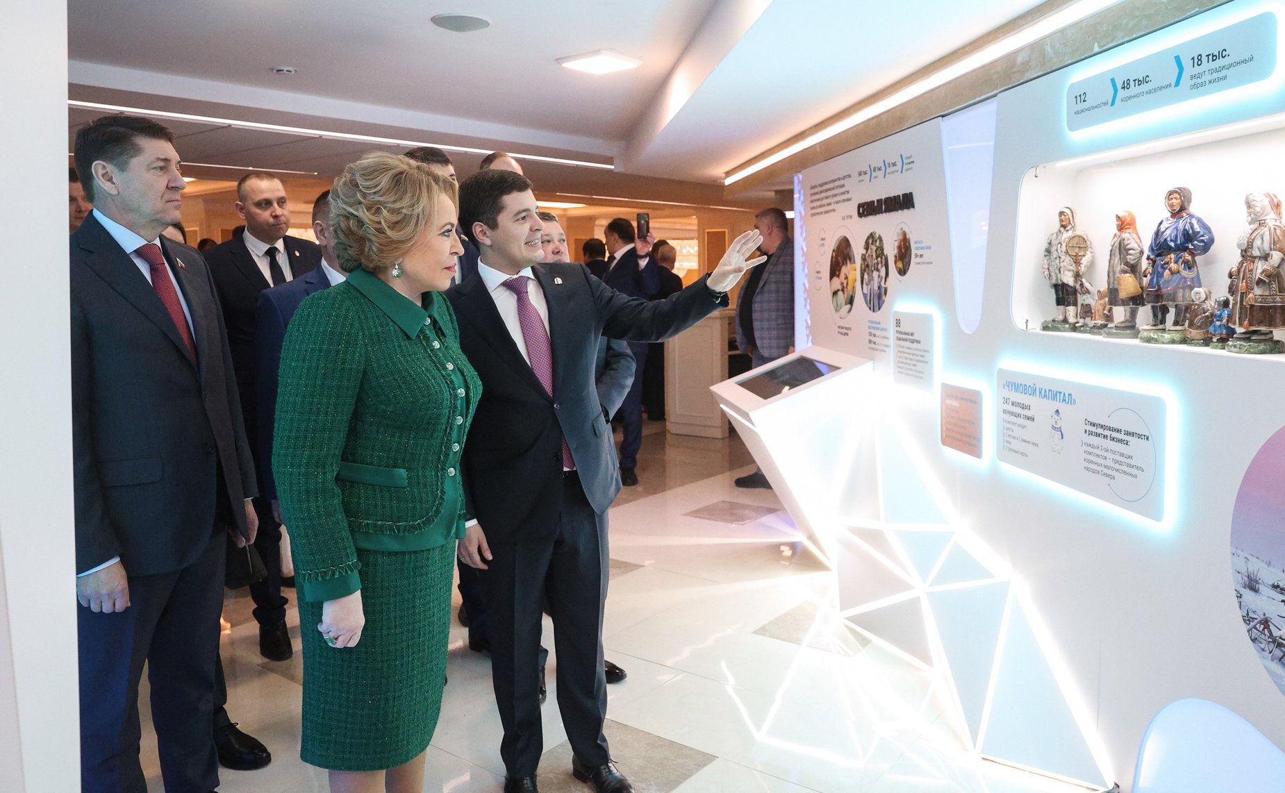 Валентина Матвиенко и Дмитрий Артюхов осмотрели выставку, посвященную истории и перспективным направлениям развития Ямало-Ненецкого автономного округа
