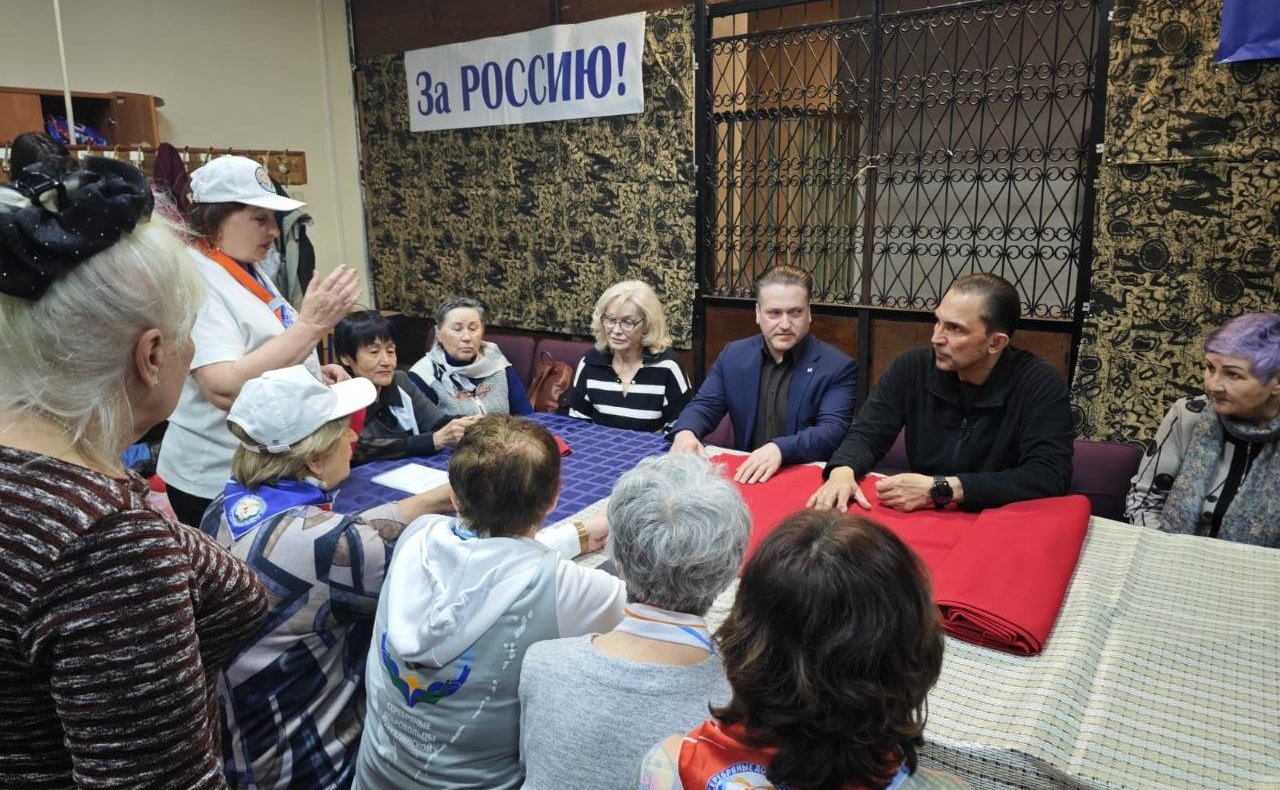 Андрей Хапочкин посетил Сахалинский политехнический колледж, на базе которого оборудована специальная мастерская, где волонтеры могут реализовывать свои проекты