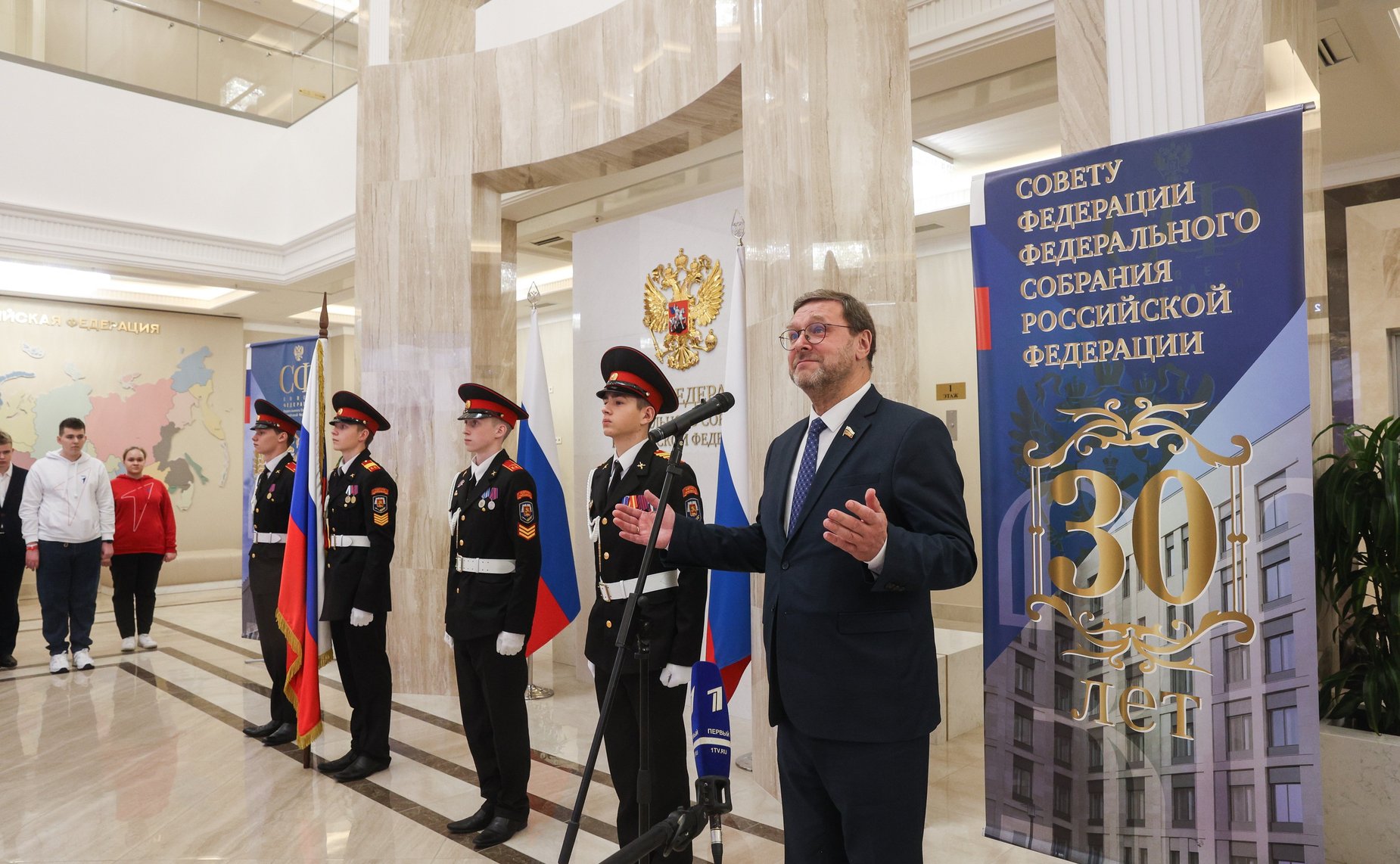 Торжественная церемония вручения паспортов граждан Российской Федерации группе участников встречи – представителям Общероссийского общественно-государственного движения детей и молодежи «Движение Первых»