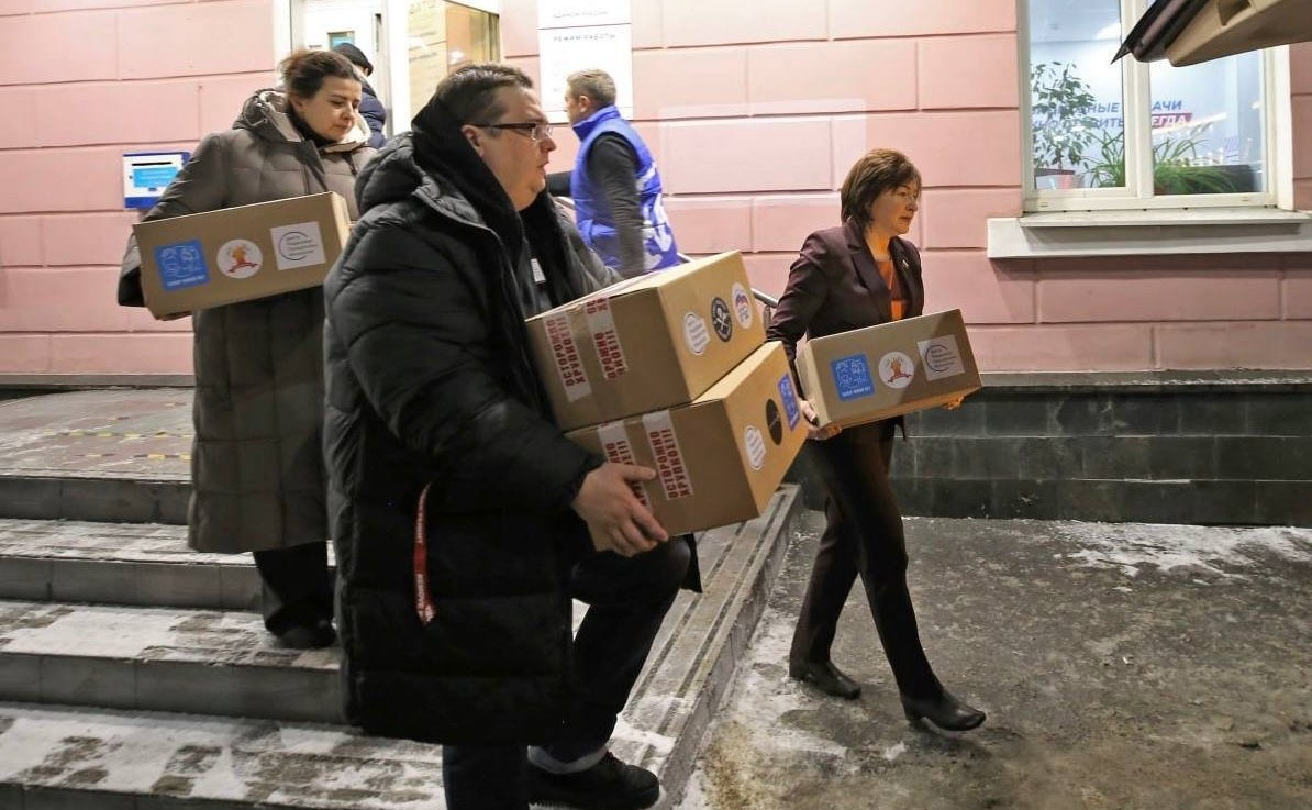 Лариса Круглова вместе с Регкоординатором Центра поддержки гражданских инициатив, депутатом областной Думы Германом Ивановым передали военнослужащим мотострелкового полка Северного флота гуманитарный груз