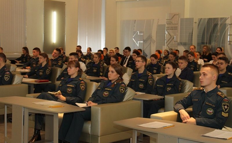 Ю. Воробьев и В. Бондарев обсудили с курсантами университета ГПС МЧС России тематику патриотического воспитания