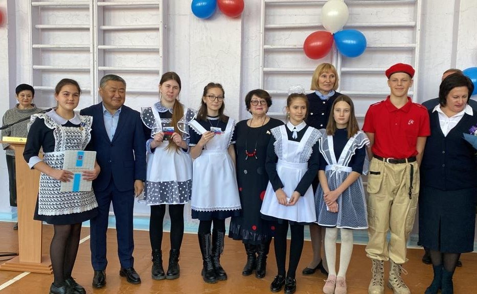 Людмила Талабаева вручила награду – памятную медаль Совета Федерации «За проявленное мужество» Ангелине Гвоздь