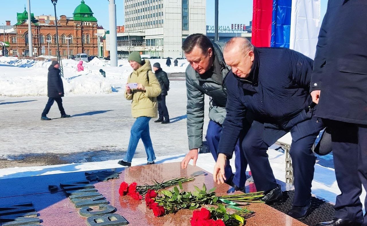 Сергей Рябухин принял участие в возложении цветов к памятнику Герою РФ подполковнику Д. А. Разумовскому