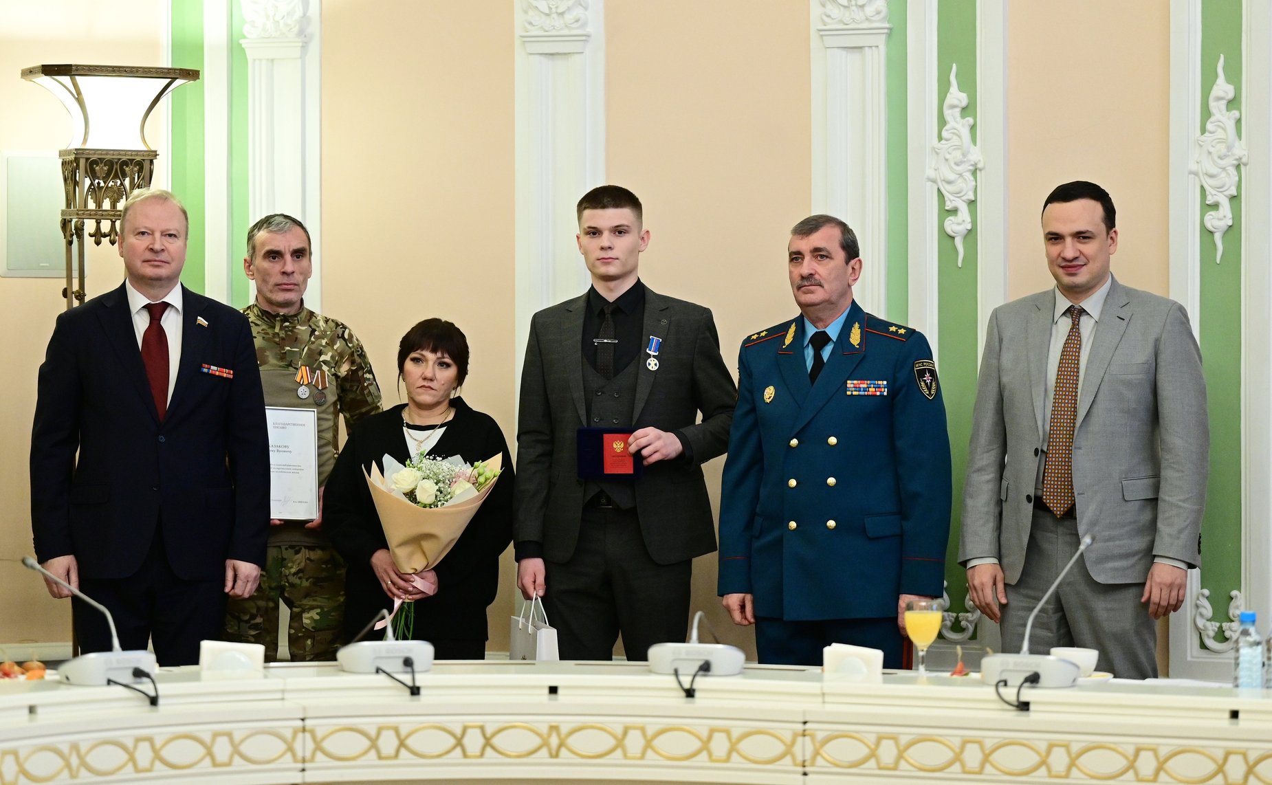 Виктор Шептий в канун Дня героев Отечества провёл в регионе торжественную церемонию награждения детей-героев, спасших человеческие жизни и совершивших героические и мужественные поступки