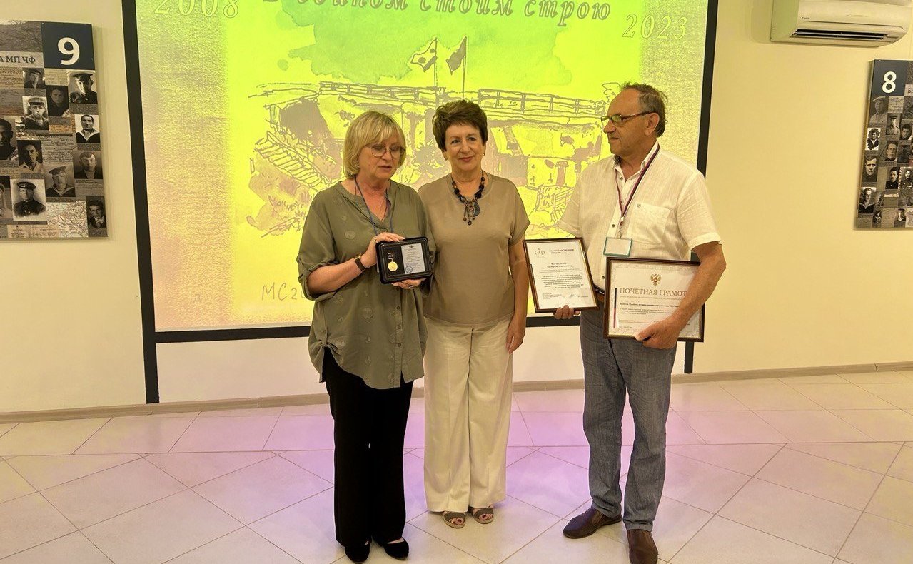 Екатерина Алтабаева вручила Почётную грамоту коллективу Музейного историко-мемориального комплекса «35-я береговая батарея»