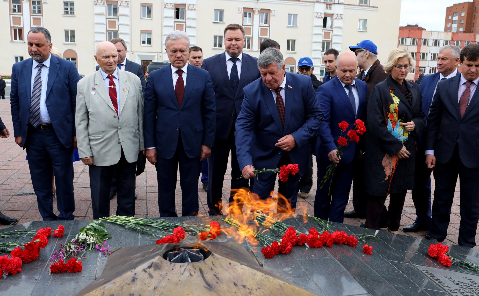 Валерий Семенов возложил цветы к памятнику-мемориалу «Героям войны и труда», а также к мемориальному комплексу «Норильская Голгофа»