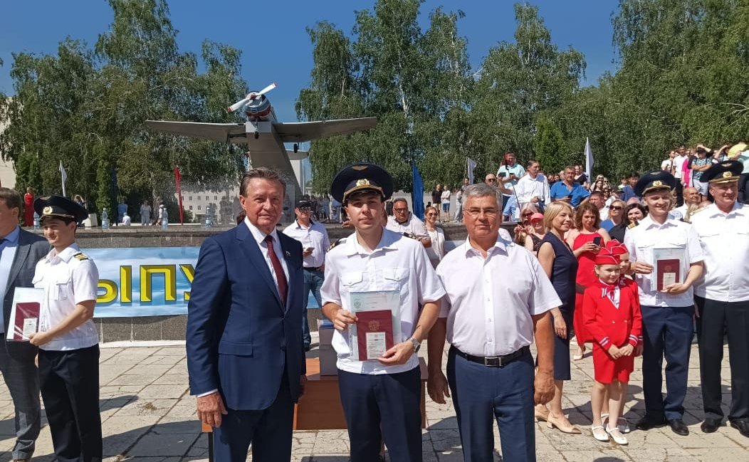 Сергей Рябухин принял участие в торжественной церемонии, посвященной вручению дипломов о высшем образовании выпускникам 2023 года Ульяновского института гражданской авиации имени Главного маршала авиации Б.П. Бугаева