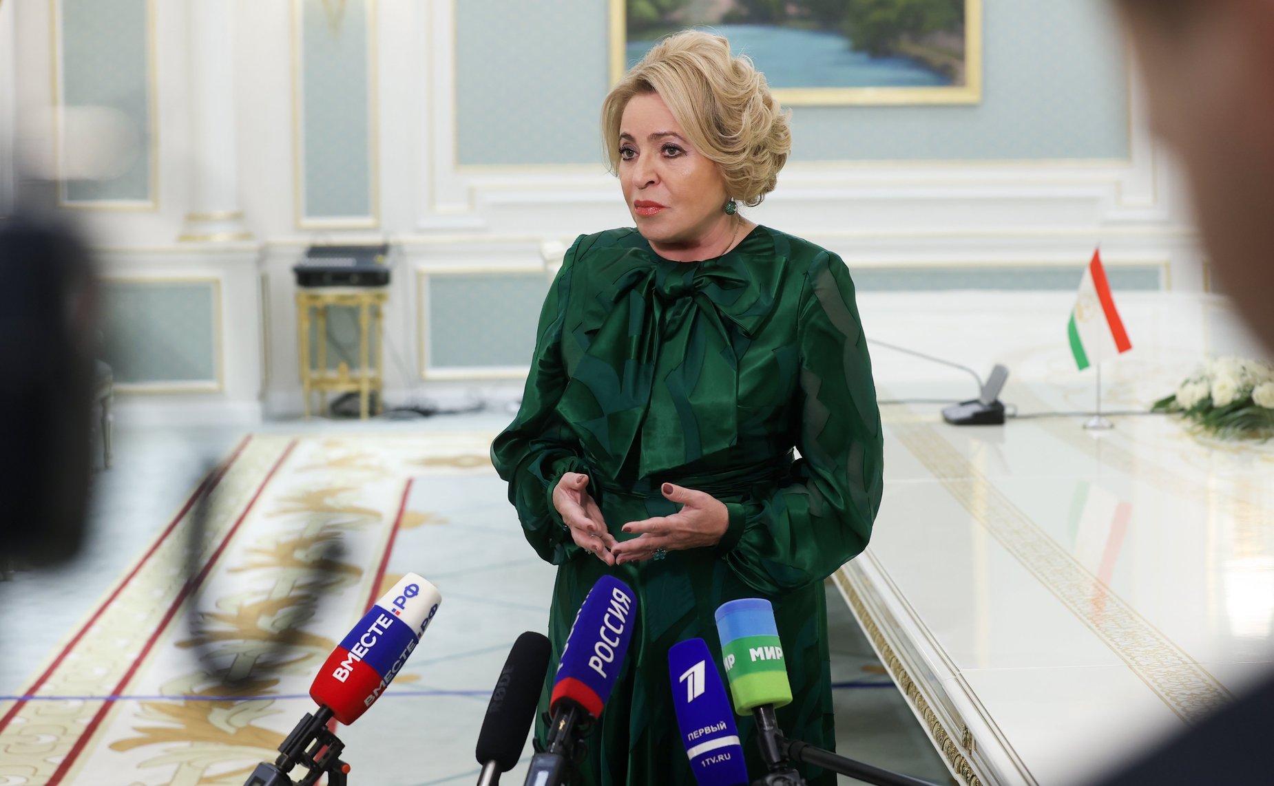 Пресс-подход Председателя Совета Федерации Валентины Матвиенко