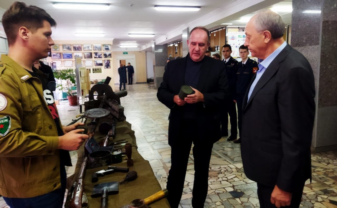 Валерий Радаев в ходе поездки в регион посетил энгельсскую школу «Патриот» с кадетскими классами имени Героя РФ Ю.М. Дейнеко и встретился с поисковиками из отряда «Память» и учащимися старших классов