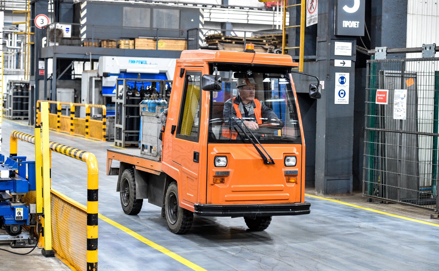 Сенаторы ознакомились с предприятием по производству лифтового оборудования акционерного общества «Щербинский лифтостроительный завод»