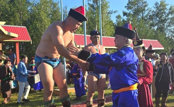 Баир Жамсуев принял участие в мероприятиях XIX открытого чемпионата региона по бурятской борьбе «Барилдаан» — «Большой приз Алханая», посвященном 80-летию Великой Победы и Году защитника Отечества