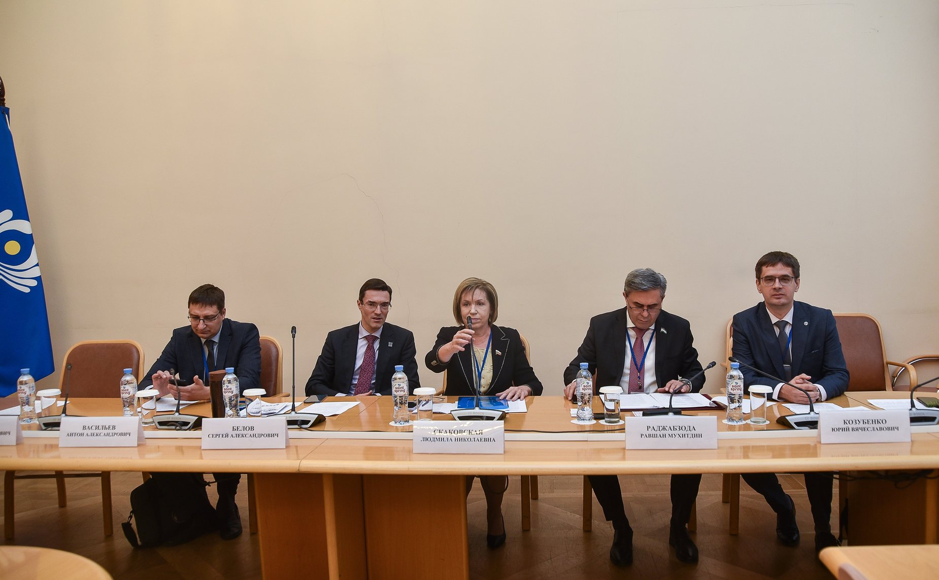 Людмила Скаковская и декан юридического факультета, директор НИИ Проблем государственного языка Санкт-Петербургского государственного университета Сергей Белов провели круглый стол на тему «Русский язык – язык правотворчества в СНГ»