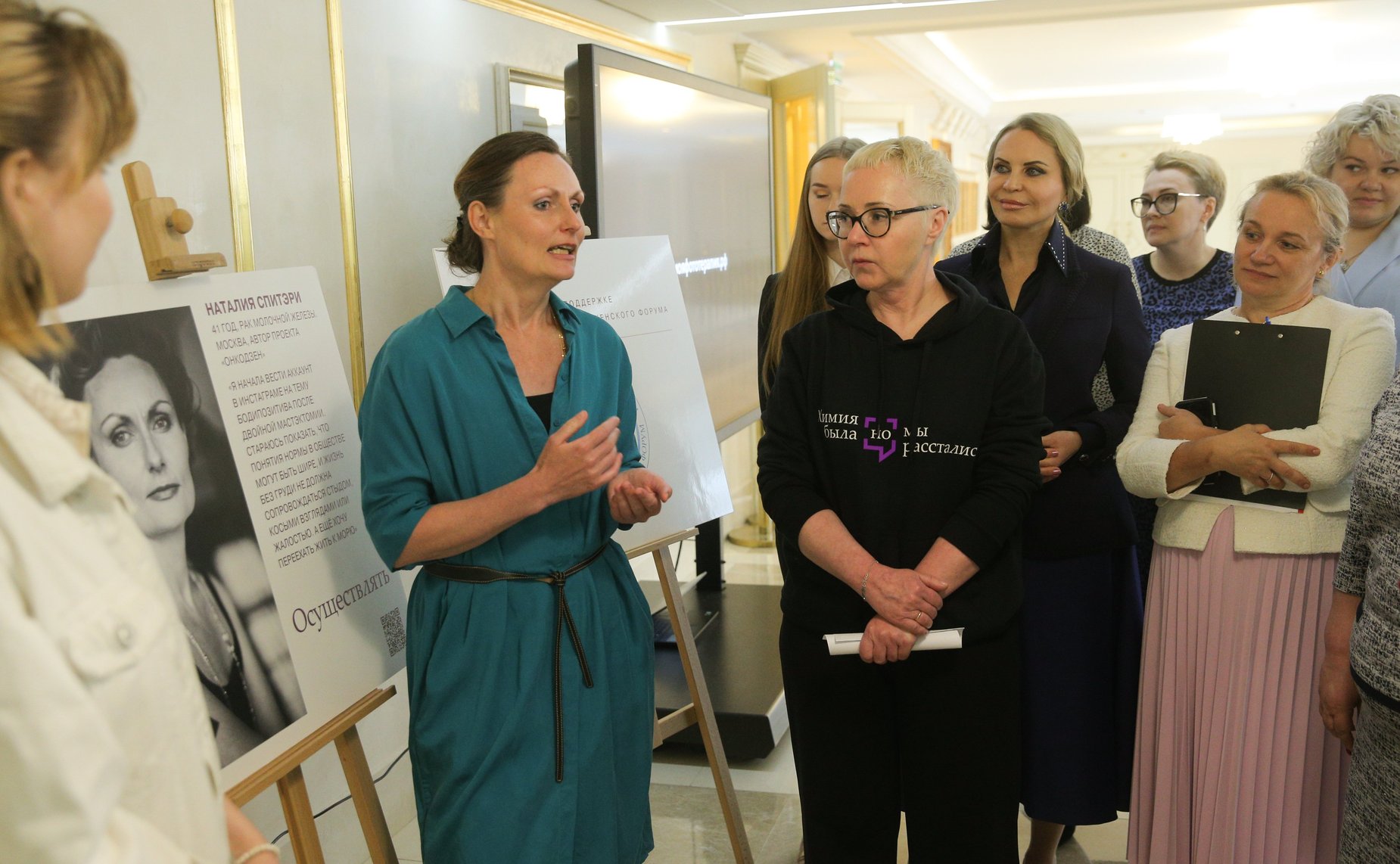 Галина Карелова открыла фотовыставку «Химия была, но мы расстались». Экспозиция по поддержке женщин с онкологическими заболеваниями приурочена ко Дню медицинского работника