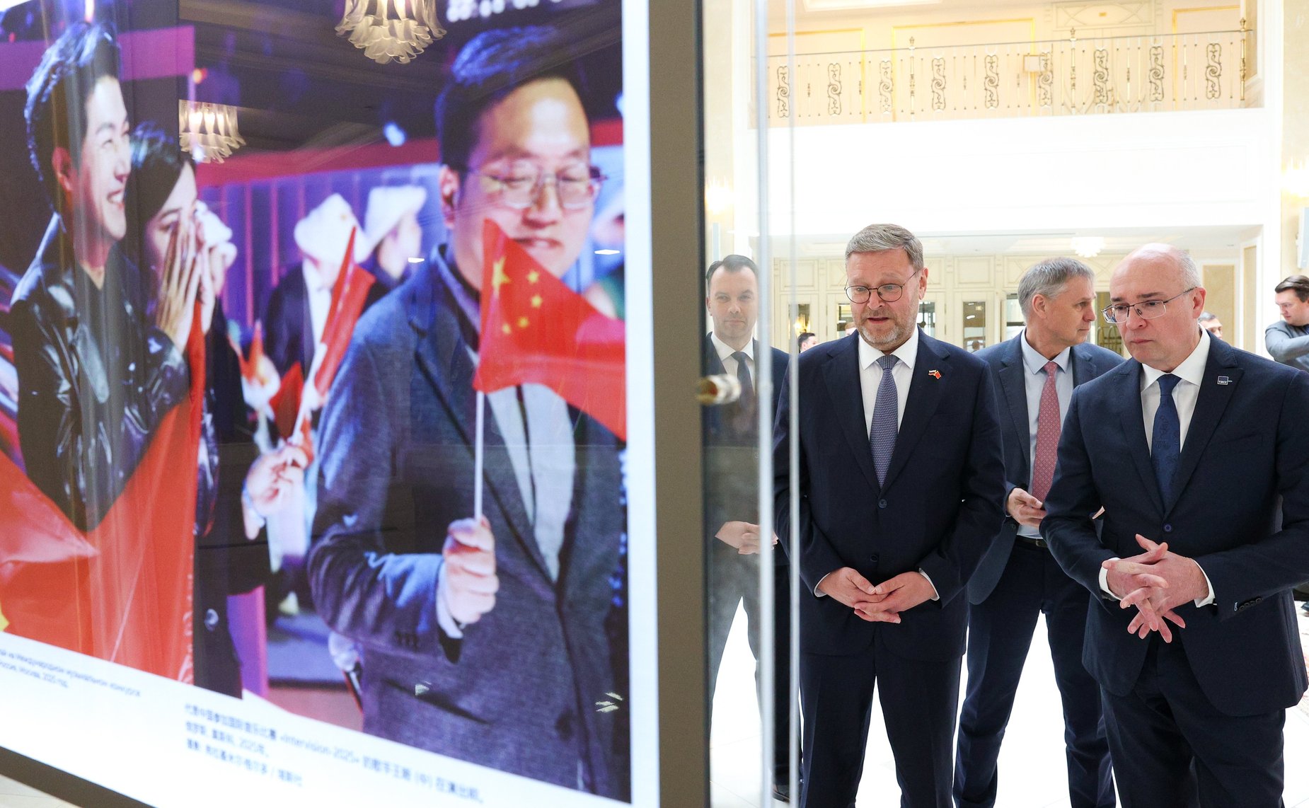 Валентина Матвиенко и Чжао Лэцзи осмотрели фотовыставку «Нерушимая дружба великих народов, стратегическое партнерство великих держав»