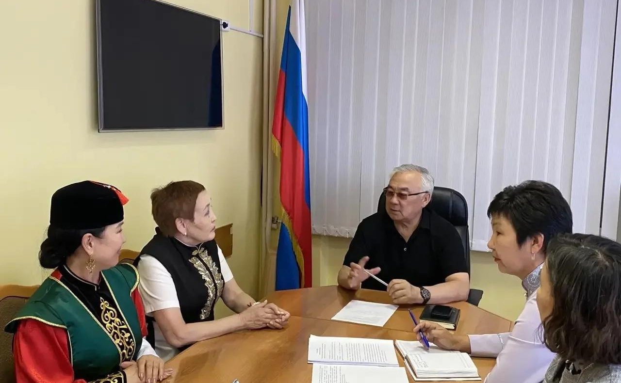 Баир Жамсуев обсудил с педагогами трех регионов методики преподавания национальных языков