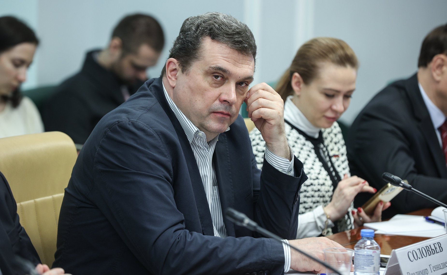 Круглый стол на тему «Информационная политика России в условиях международных кризисов: сдвиги в общественных настроениях и новые возможности»