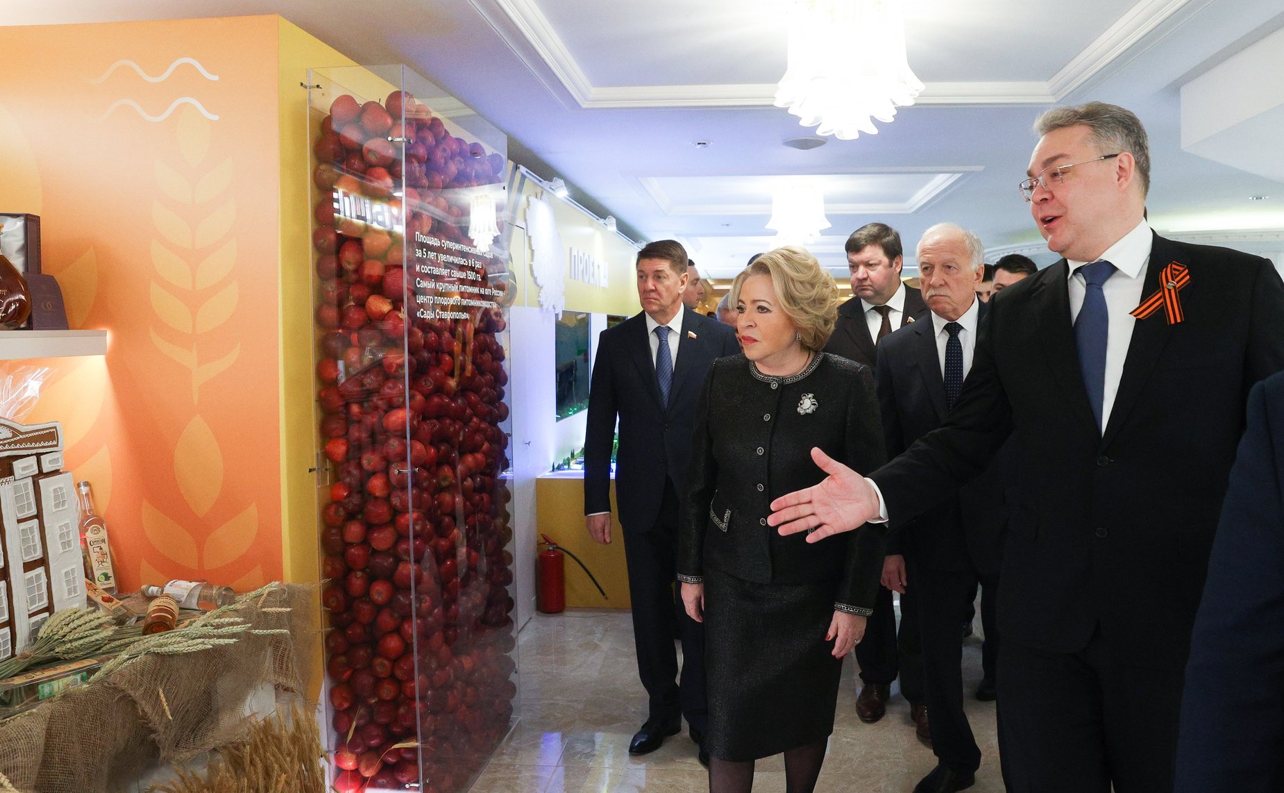 Председатель Совета Федерации Валентина Матвиенко и руководители Ставропольского края осмотрели выставку, посвященную достижениям и перспективам развития региона