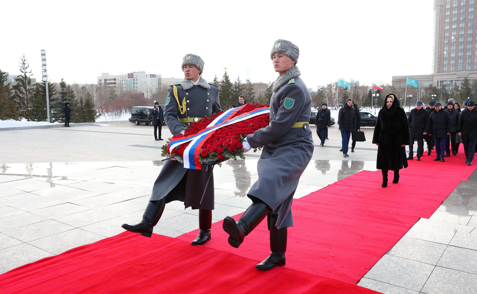Церемония возложения венка к Монументу защитникам Отечества. Официальный визит делегации Совета Федерации во главе с Председателем СФ Валентиной Матвиенко в Республику Казахстан