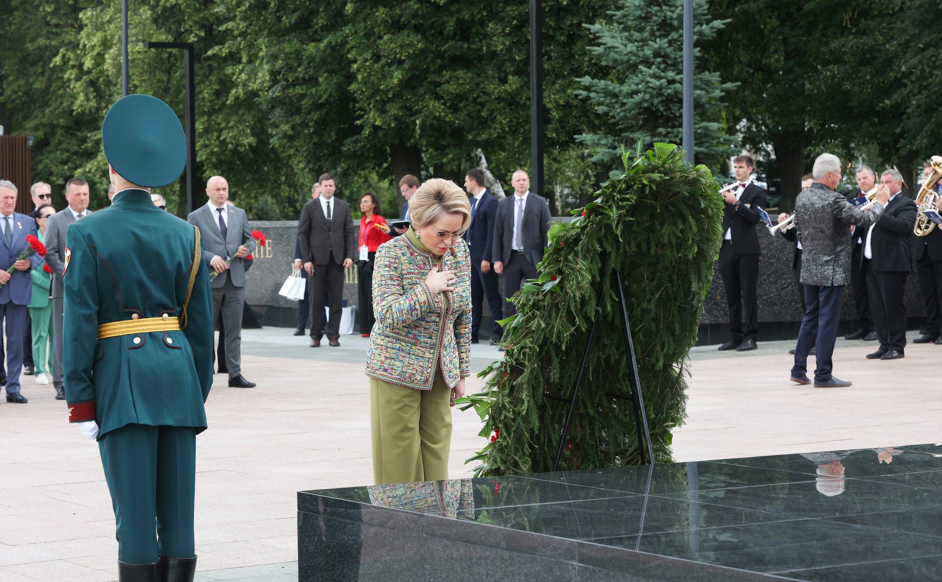 Церемония возложения венков к Вечному огню