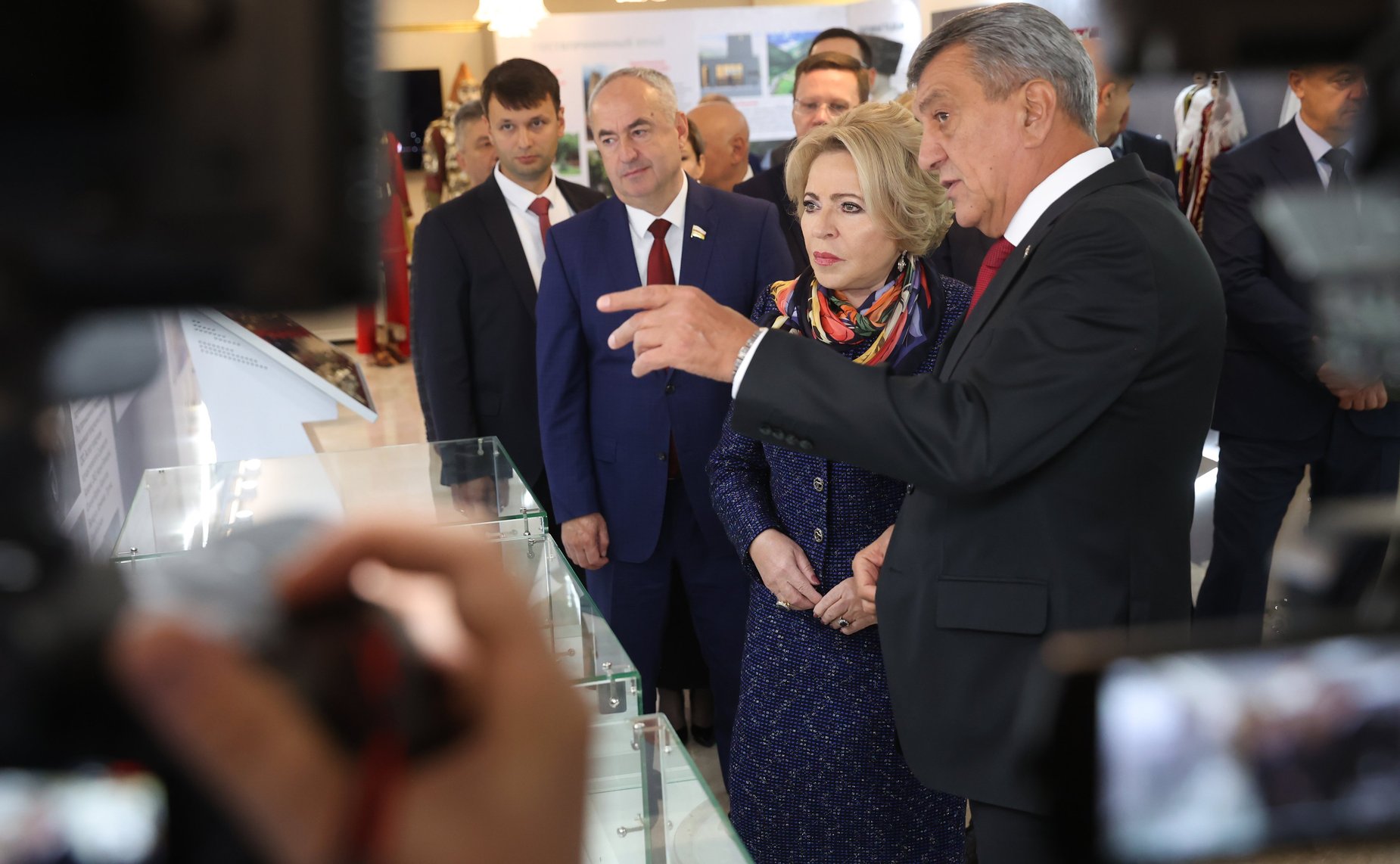 Валентина Матвиенко и Сергей Меняйло осмотрели выставку, посвященную истории и культуре Республики Северная Осетия – Алания, а также перспективным направлениям ее развития