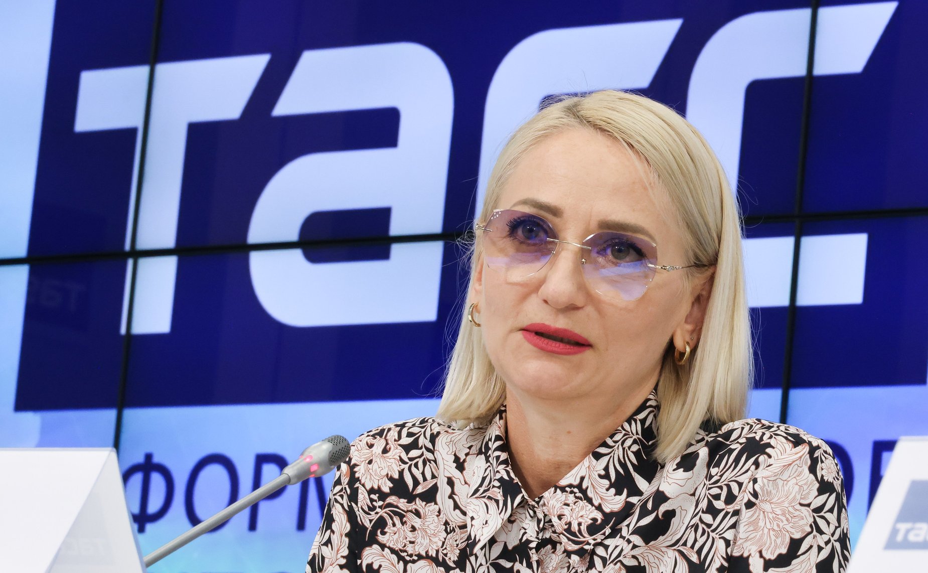 Инна Святенко приняла участие в пресс-конференции, посвященной запуску образовательной программы Академии развития гражданского общества «Добрино» для семей участников специальной военной операции (фото ТАСС)