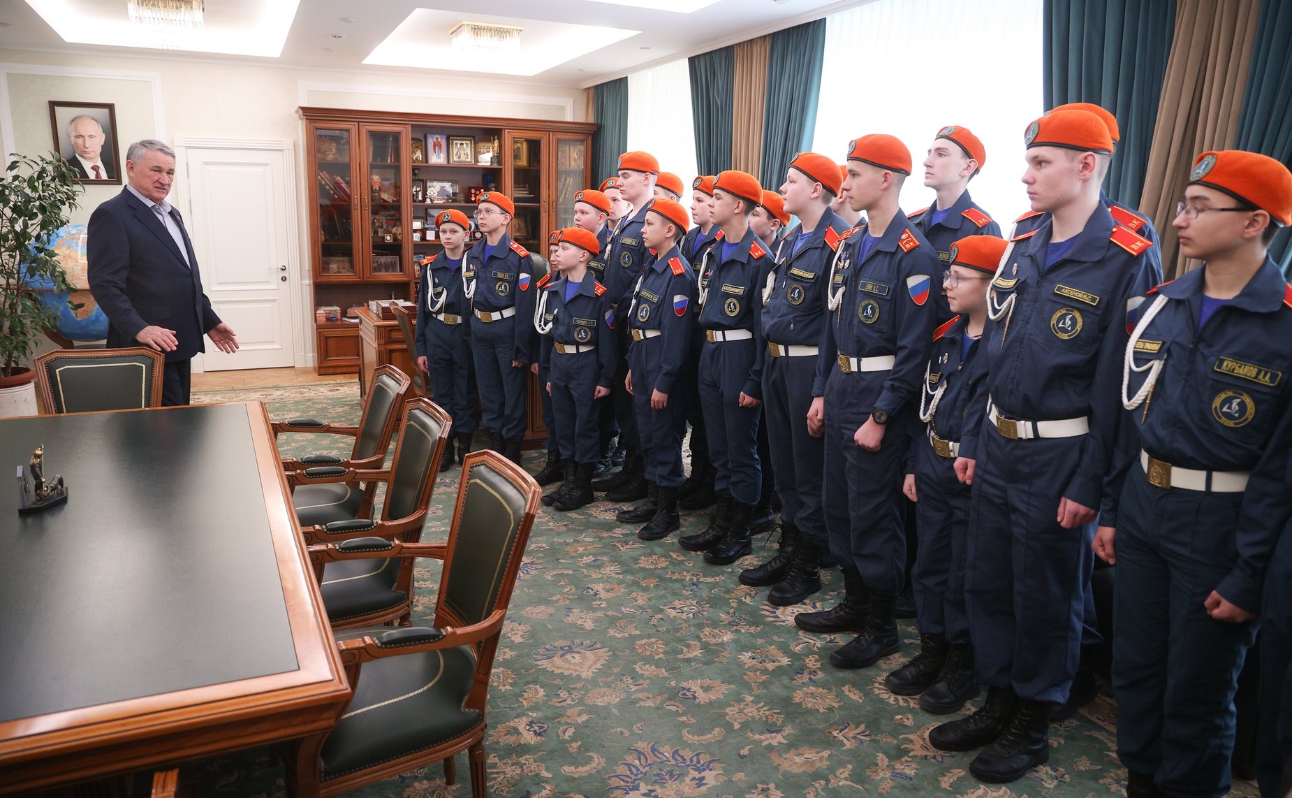 Встреча заместителя Председателя Совета Федерации Юрия Воробьева с кадетами Образовательного центра-кадетской школы «Корабелы Прионежья»