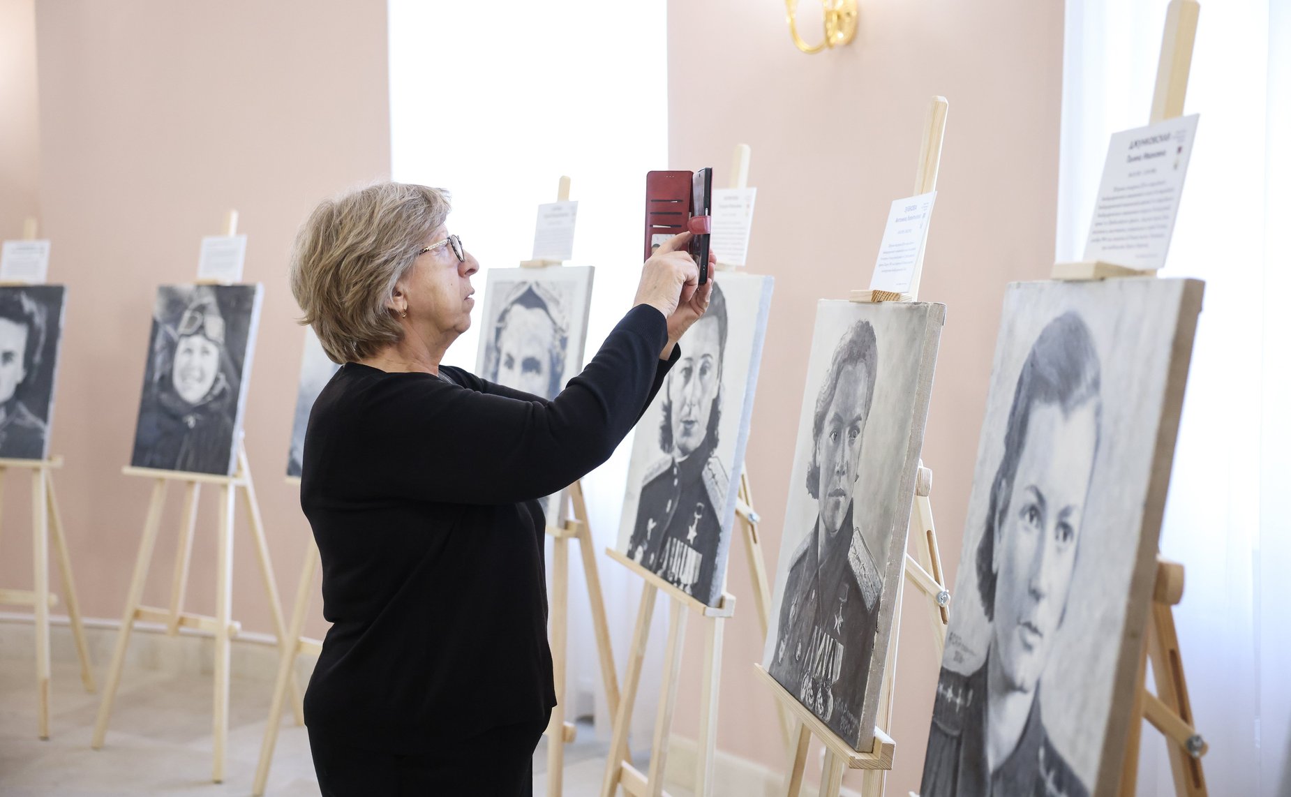 Инна Святенко приняла участие в открытии в Московском парламентском центре выставки «Прекрасный полк» Асара Сафиулина (фото пресс-служба Московской городской Думы)