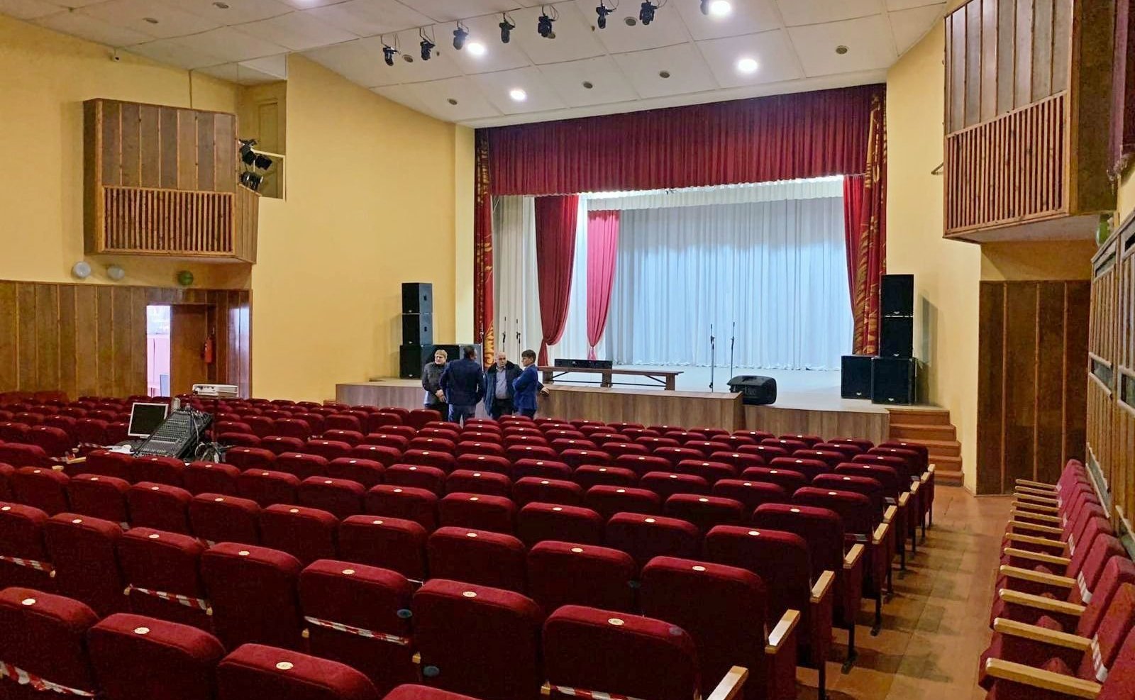 Артем Малащенков побывал в Краснинском районном Доме культуры, участвующем в региональной программе «Культура малой родины»