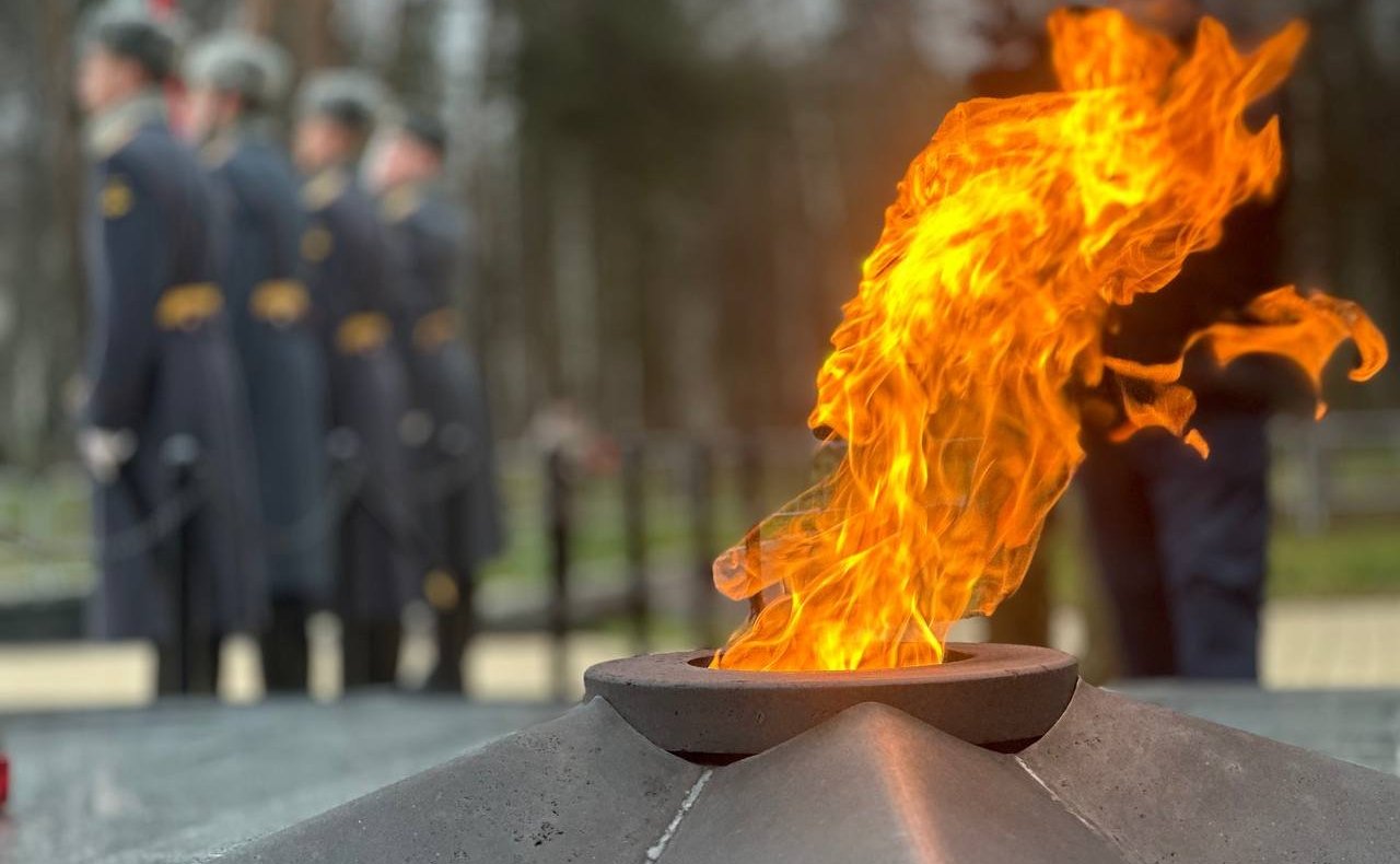 Светлана Кириллова приняла участие в возложении цветов к мемориалу Вечный огонь в Костроме