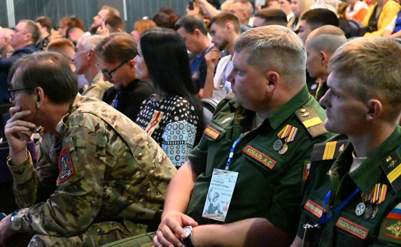 Александр Ролик принял участие в пленарной дискуссии на тему «Литература как мост исторической памяти» во Владивостоке