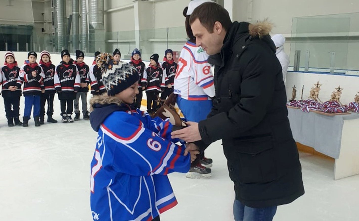Сергей Леонов поздравил юных победителей турнира по хоккею