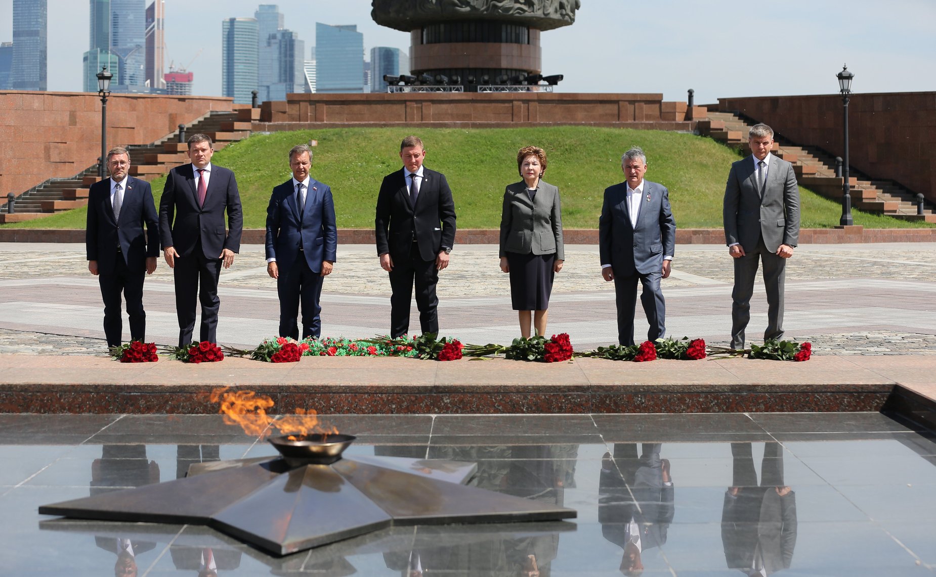 Валентина Матвиенко возложила цветы к Вечному огню в Парке Победы на Поклонной горе