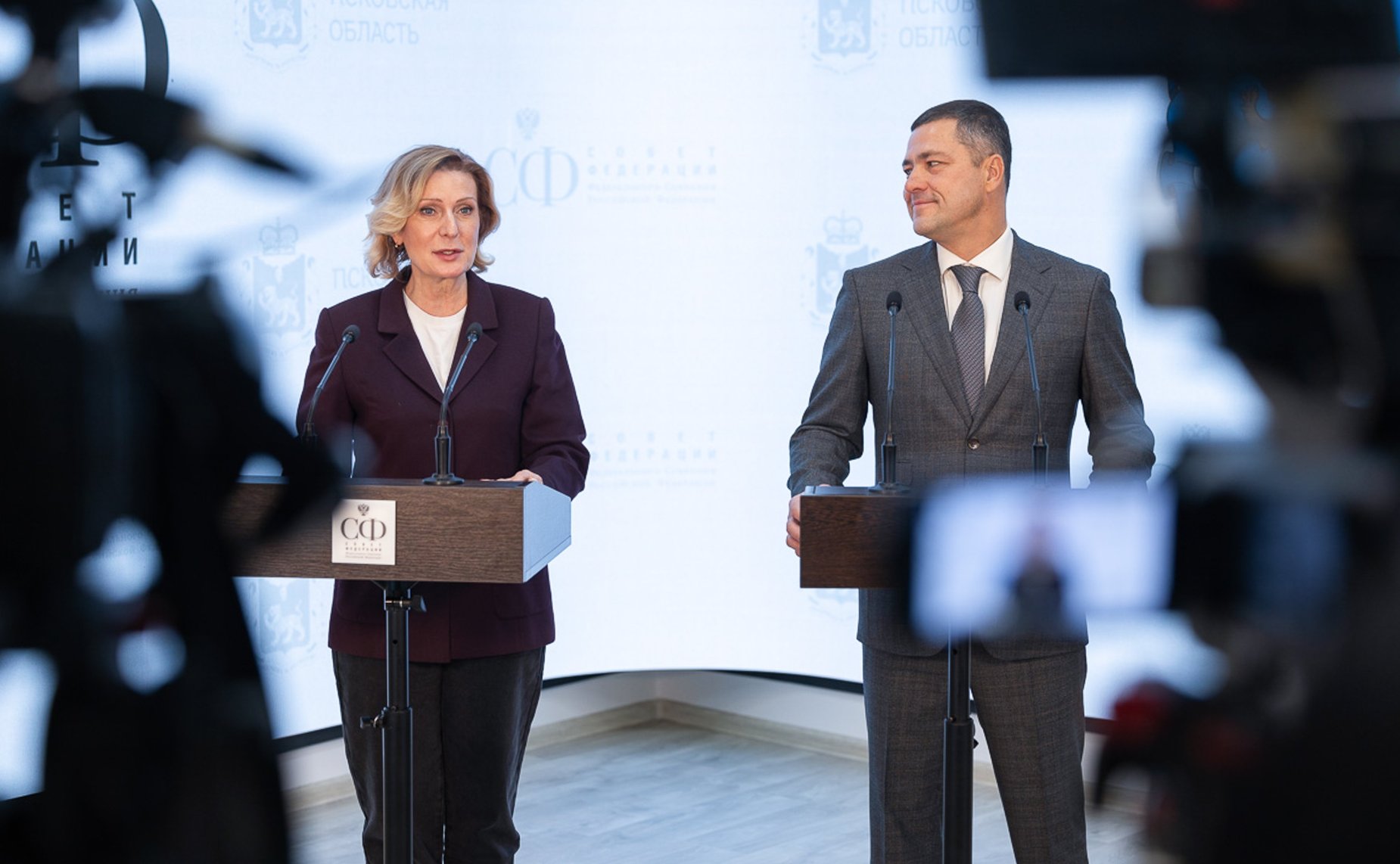 Пресс-подход Губернатора Псковской области Михаила Ведерникова и заместителя Председателя Совета Федерации Инны Святенко