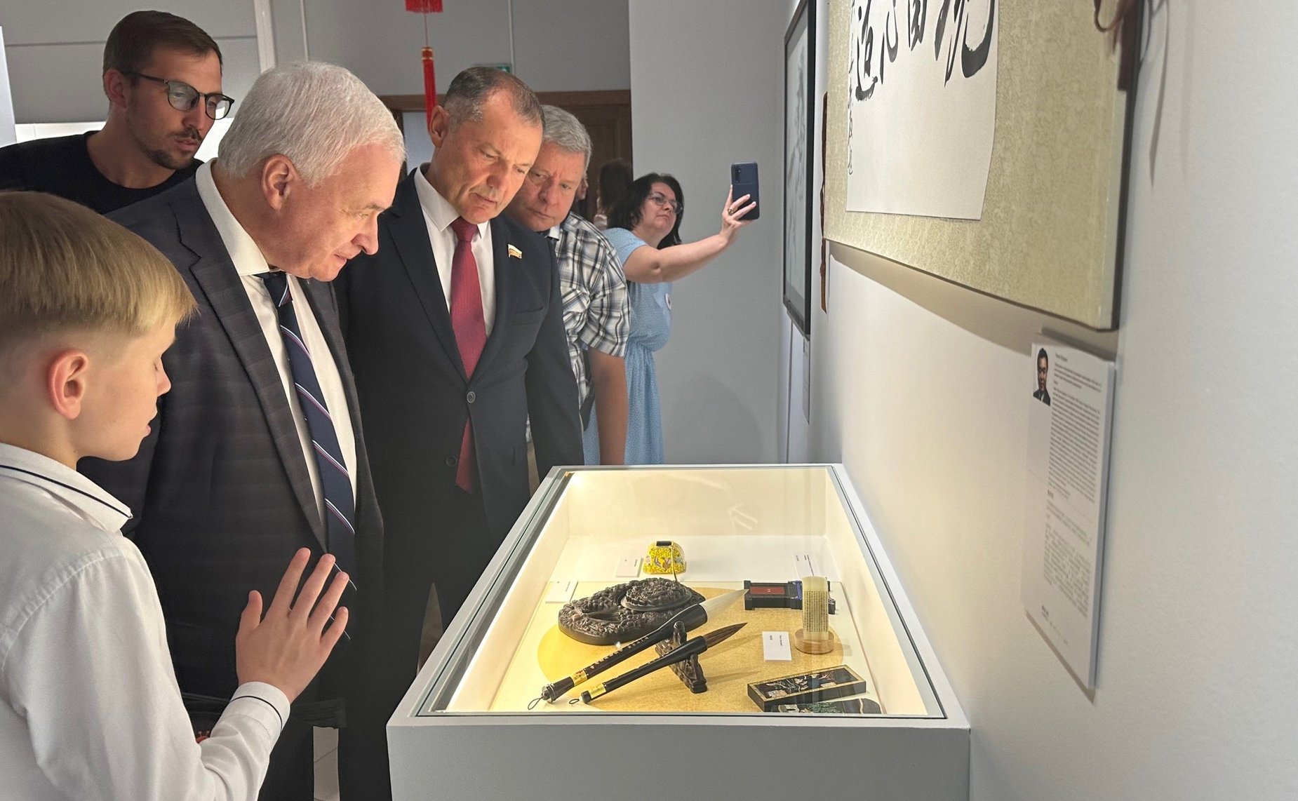 Игорь Мурог и Андрей Денисов торжественно открыли выставку «Китайская культура и искусство» в Музейном центре Рязанского историко-архитектурного музея-заповедника и в Музее каллиграфии культурно-просветительского агрокластера «Наше Орехово»