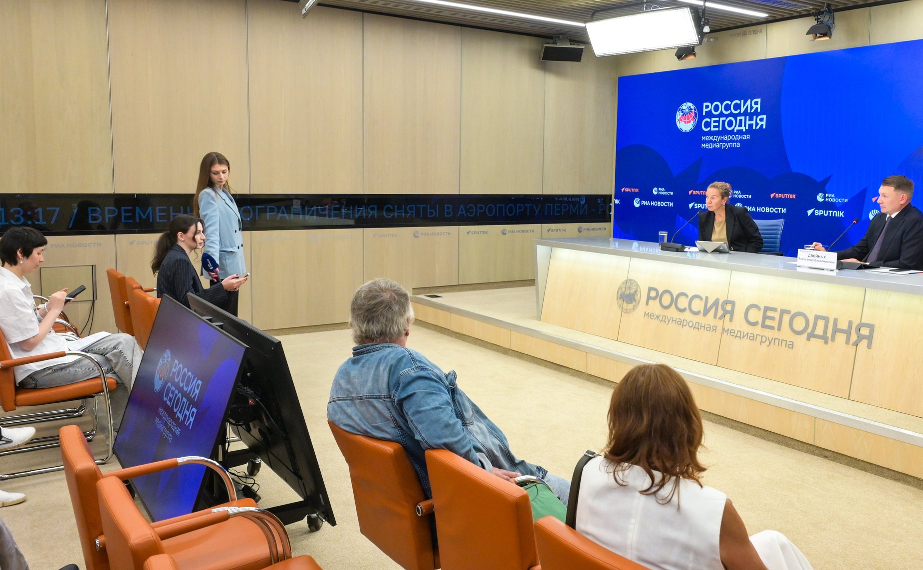 Пресс-конференция председателя Комитета СФ по аграрно-продовольственной политике и природопользованию Александра Двойных по итогам работы в период весенней сессии