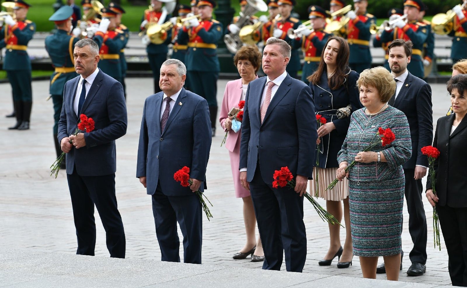 Официальные делегации правительства Москвы и правительства Карелии возложили цветы и венки к Могиле Неизвестного солдата, а также к Стеле городов воинской славы в Александровском саду