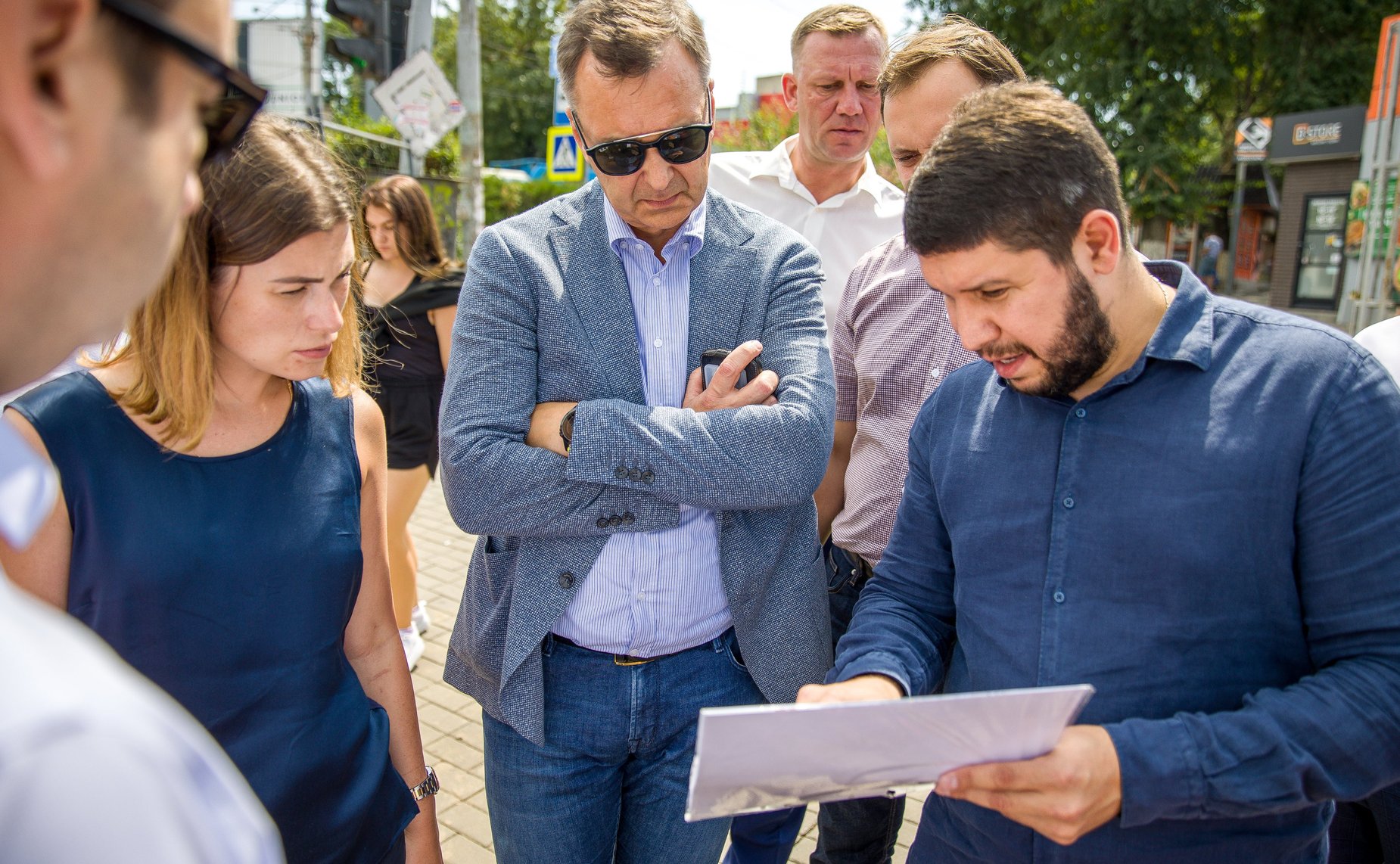 Андрей Яцкин в ходе рабочей поездки в регион посетил город Таганрог и проконтролировал ход работ по реконструкции трамвайной сети и реновации других объектов городской среды