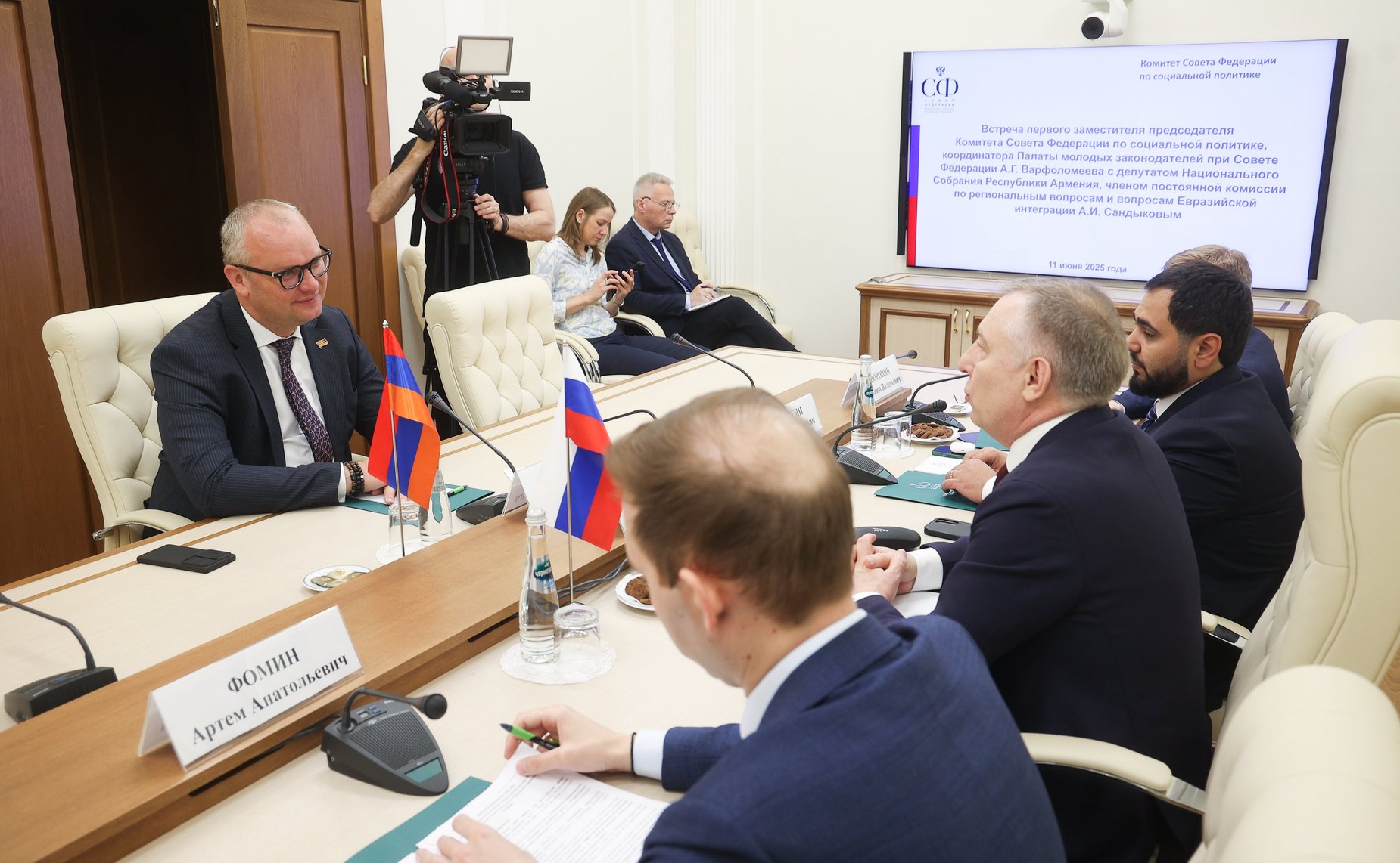 Встреча первого заместителя председателя Комитета СФ по социальной политике Александра Варфоломеева с депутатом Национального Собрания Республики Армения Алексеем Сандыковым