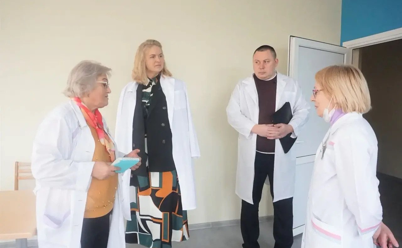 Екатерина Грибкова в рамках поездки в регион посетила Республиканский госпиталь и ознакомилась с ходом ремонтных работ
