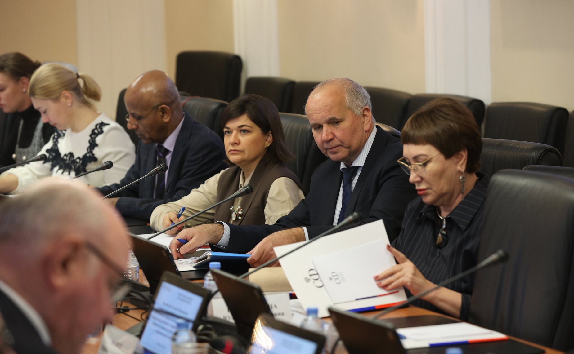 Круглый стол Комитета СФ по международным делам совместно с Комитетом СФ по экономической политике