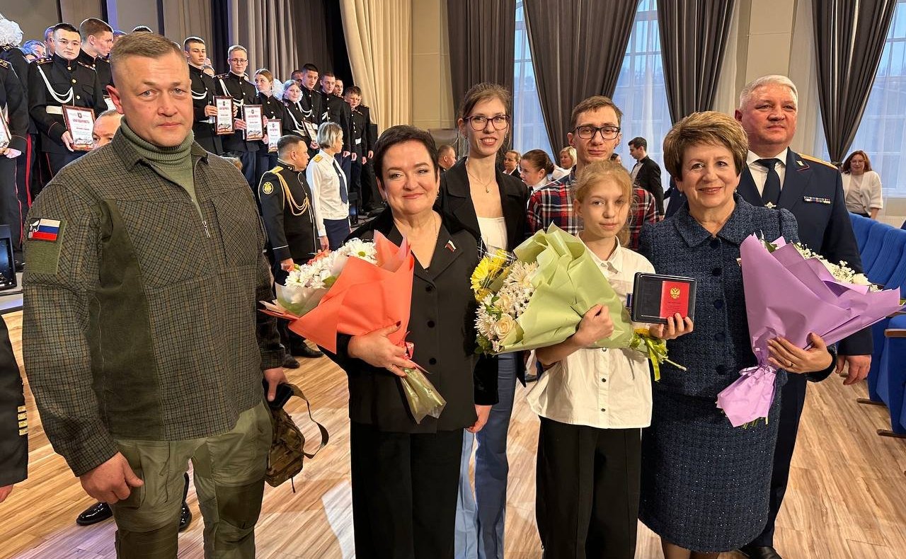 Лариса Мельник и Екатерина Алтабаева вручили Каролине Скакалиной медаль Совета Федерации «За проявленное мужество»