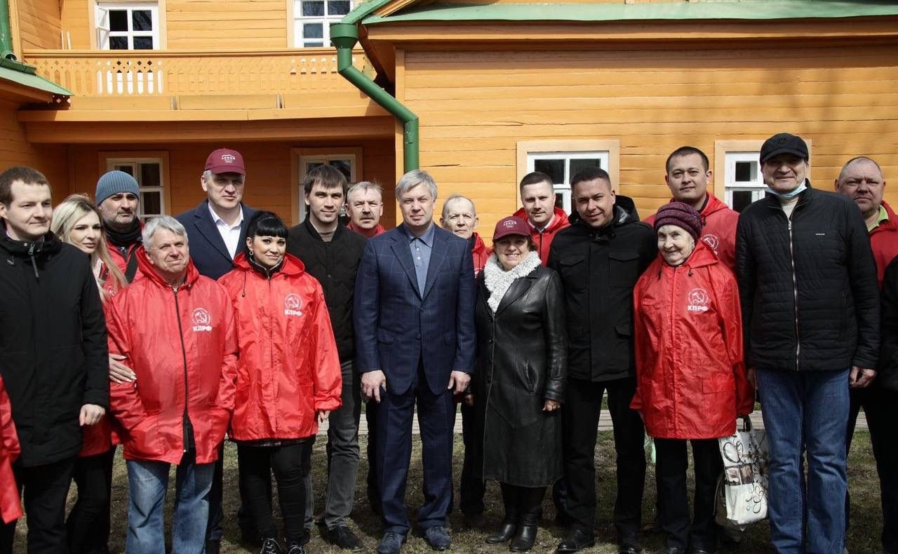 Айрат Гибатдинов принял участие в торжественном возложении цветов к памятнику Ленина совместно с губернатором Ульяновской области А. Русских