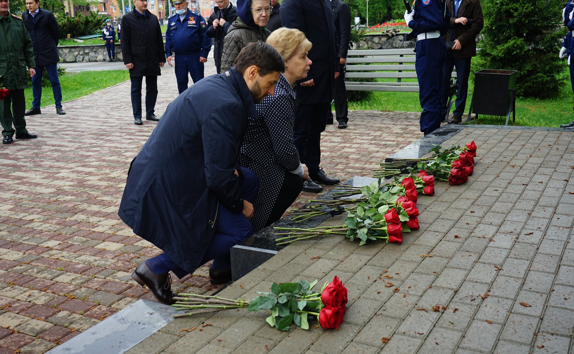 Сенаторы приняли участие в церемонии возложения цветов к Вечному огню на мемориальном комплексе «Парк Победы» в городе Горно-Алтайске, а также к памятнику воинам-землякам, погибшим в локальных войнах и вооруженных конфликтах