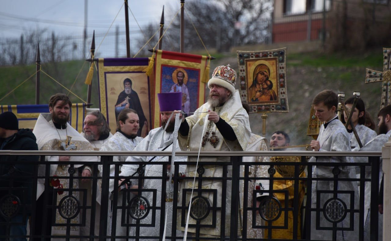 Екатерина Алтабаева приняла участие в Божественной литургии, которую провел Митрополит Симферопольский и Крымский Тихон