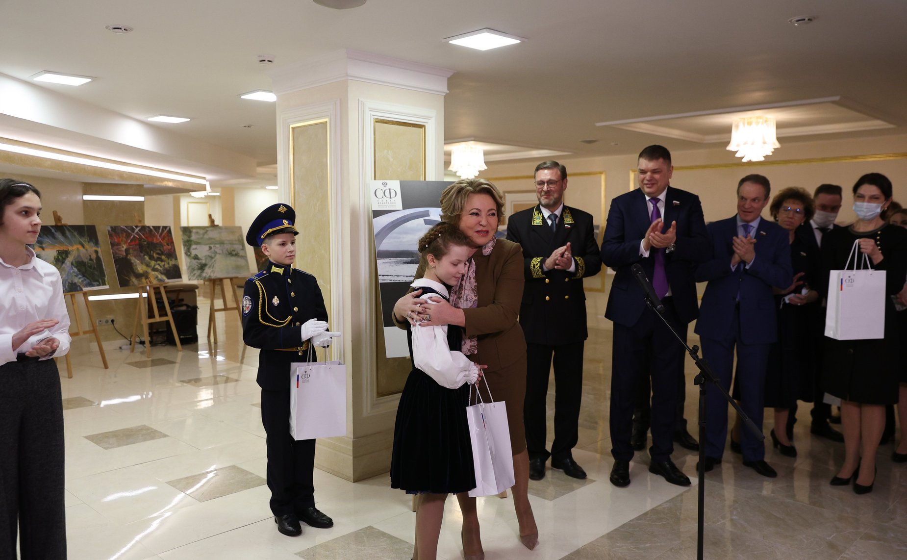 Валентина Матвиенко открыла выставку детского рисунка о легендарной полуторке, посвященной 80-летию «Дороги Жизни»