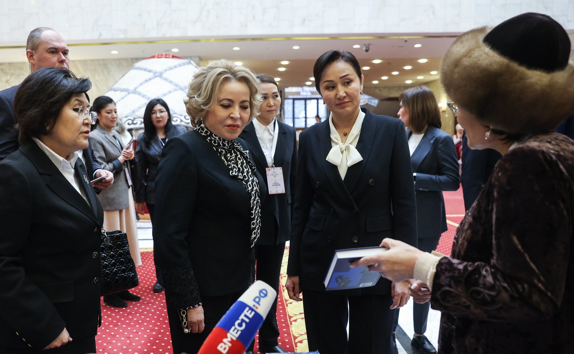 Председатель СФ Валентина Матвиенко осмотрела выставку, посвященную культурным традициям Кыргызстана