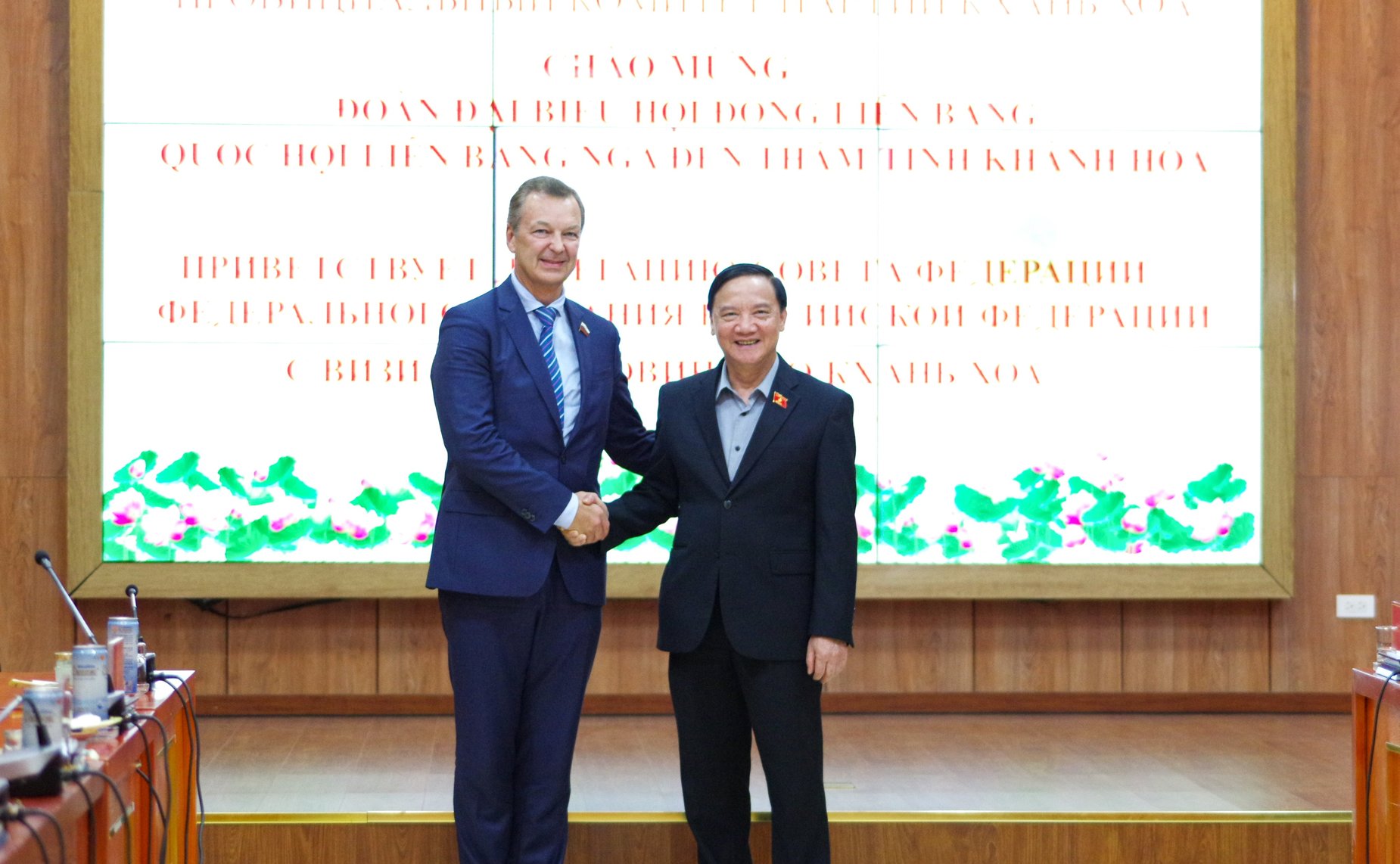 Делегация Совета Федерации во главе с первым заместителем Председателя СФ Андреем Яцкиным в рамках визита во Вьетнам встретились с руководством Народного комитета провинции Кханьхоа